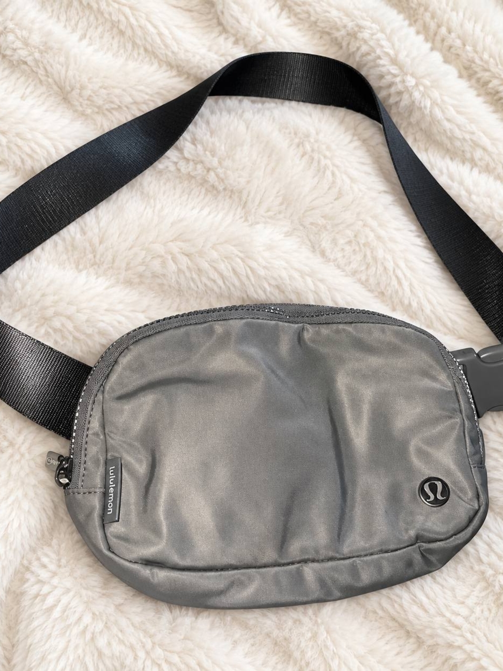 lululemon athletica Men's Gray and Black Belt Bag